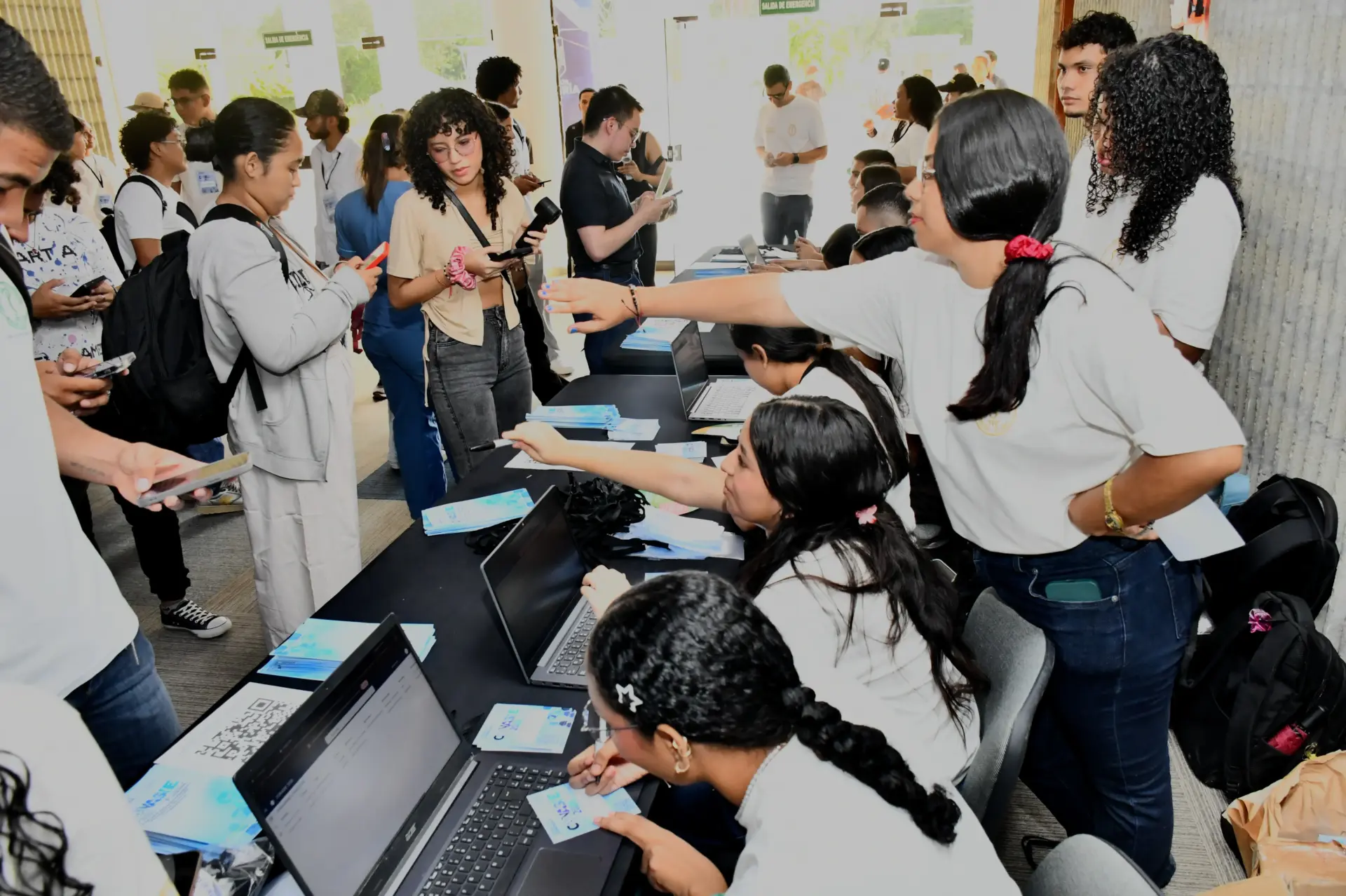 Más de 1.200 estudiantes de 50 instituciones de educación superior participan en el CONASIE 2026, que se realiza hasta el 25 de septiembre en la Universidad de Córdoba. El encuentro de ciencia e investigación coincide con los XXV Juegos Deportivos y IX Encuentro Cultural de Sintraunicol, que reúne cerca de 3.000 visitantes y aporta a la dinámica económica de Montería.