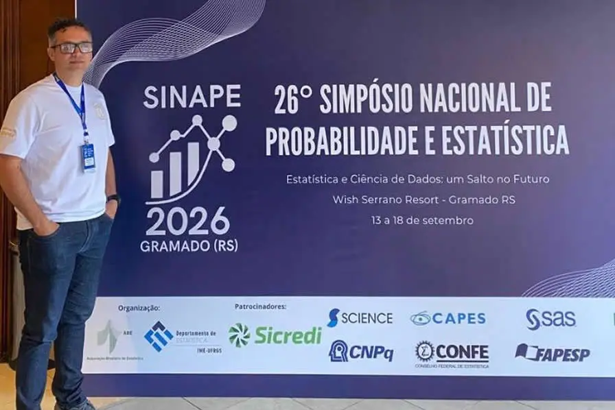 El profesor Javier Ramírez Montoya, docente del Departamento de Matemáticas y Estadística de Unicórdoba, durante su participación en el SINAPE 2026, en Gramado, Brasil.