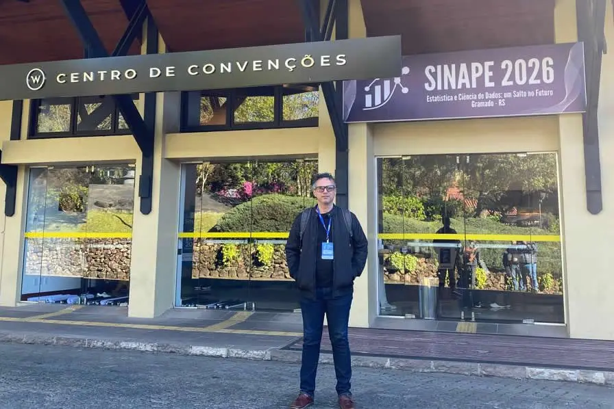 El profesor Javier Ramírez Montoya, docente del Departamento de Matemáticas y Estadística de Unicórdoba, durante su participación en el SINAPE 2026, en Gramado, Brasil.