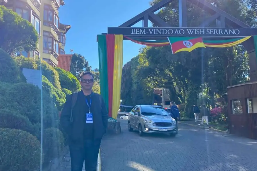El profesor Javier Ramírez Montoya, docente del Departamento de Matemáticas y Estadística de Unicórdoba, durante su participación en el SINAPE 2026, en Gramado, Brasil.