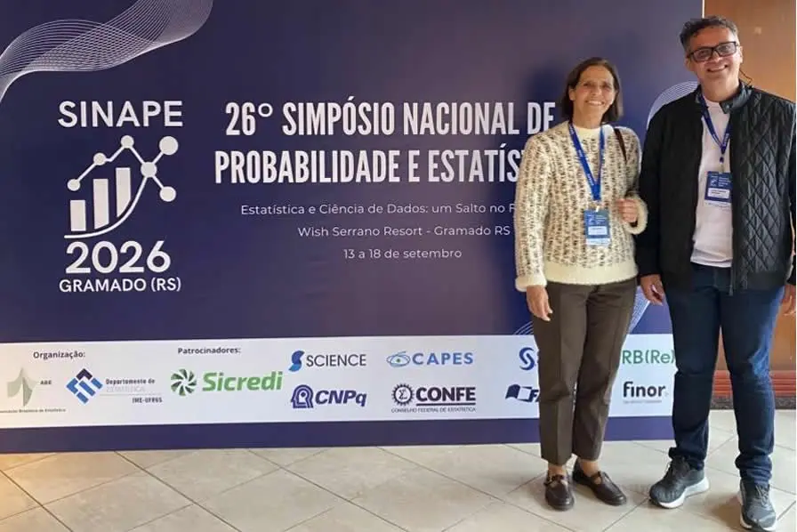 El profesor Javier Ramírez Montoya, docente del Departamento de Matemáticas y Estadística de Unicórdoba, durante su participación en el SINAPE 2026, en Gramado, Brasil.