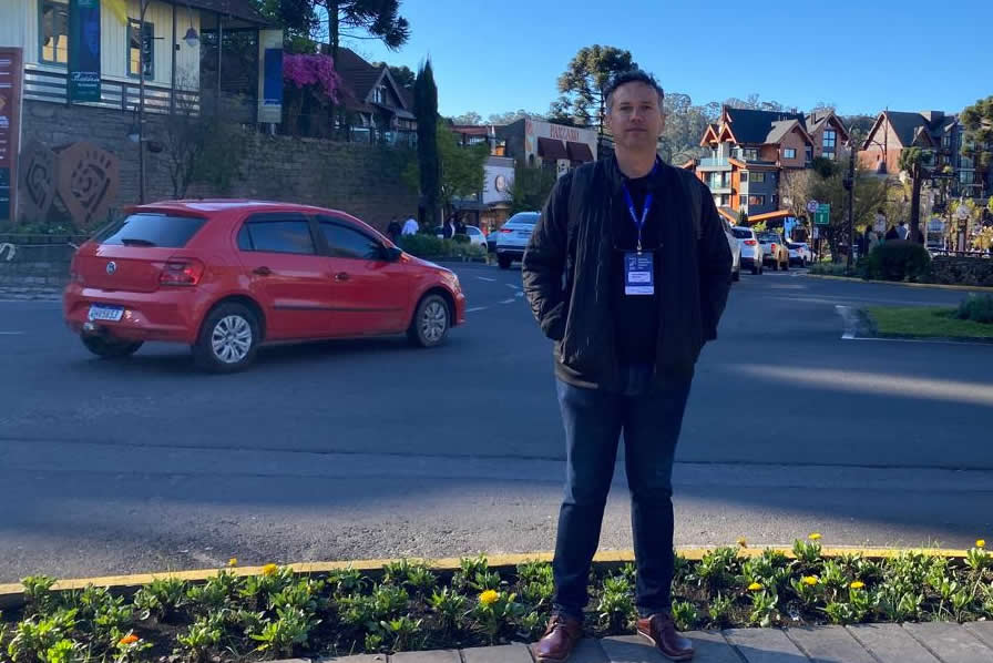 El profesor Javier Ramírez Montoya, docente del Departamento de Matemáticas y Estadística de Unicórdoba, durante su participación en el SINAPE 2026, en Gramado, Brasil.