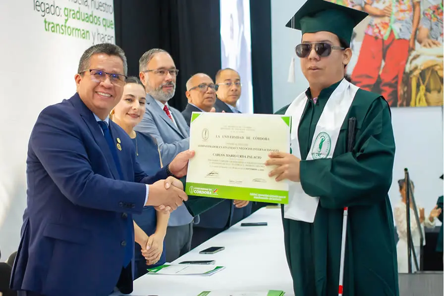 Carlos Mario Urda Palacio recibió su título como profesional en Administración en Finanzas y Negocios Internacionales. Durante su permanencia en Montería contó con el apoyo de su mamá, Sandra Palacio, y de Lety Martínez, quien lo acogió en su hogar.
