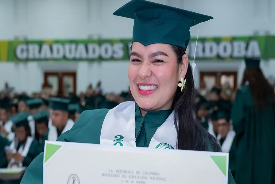 María Camila Fernández recibió su título como bióloga durante las ceremonias de grado de la Universidad de Córdoba, realizadas recientemente. Llegó desde El Bagre, Antioquia, y culminó su carrera con el apoyo de sus padres y su familia.