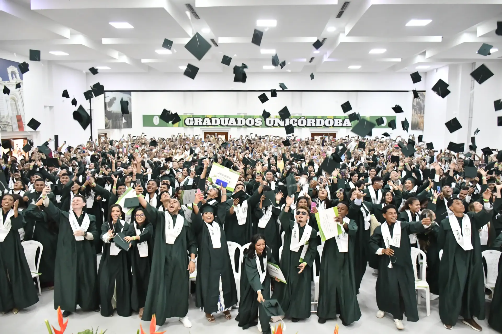 Estudiantes de la Universidad de Córdoba celebran junto a sus familiares la obtención de sus títulos profesionales durante las jornadas de grados que se realizan este 9 y 10 de septiembre en el Centro de Convenciones de la institución.