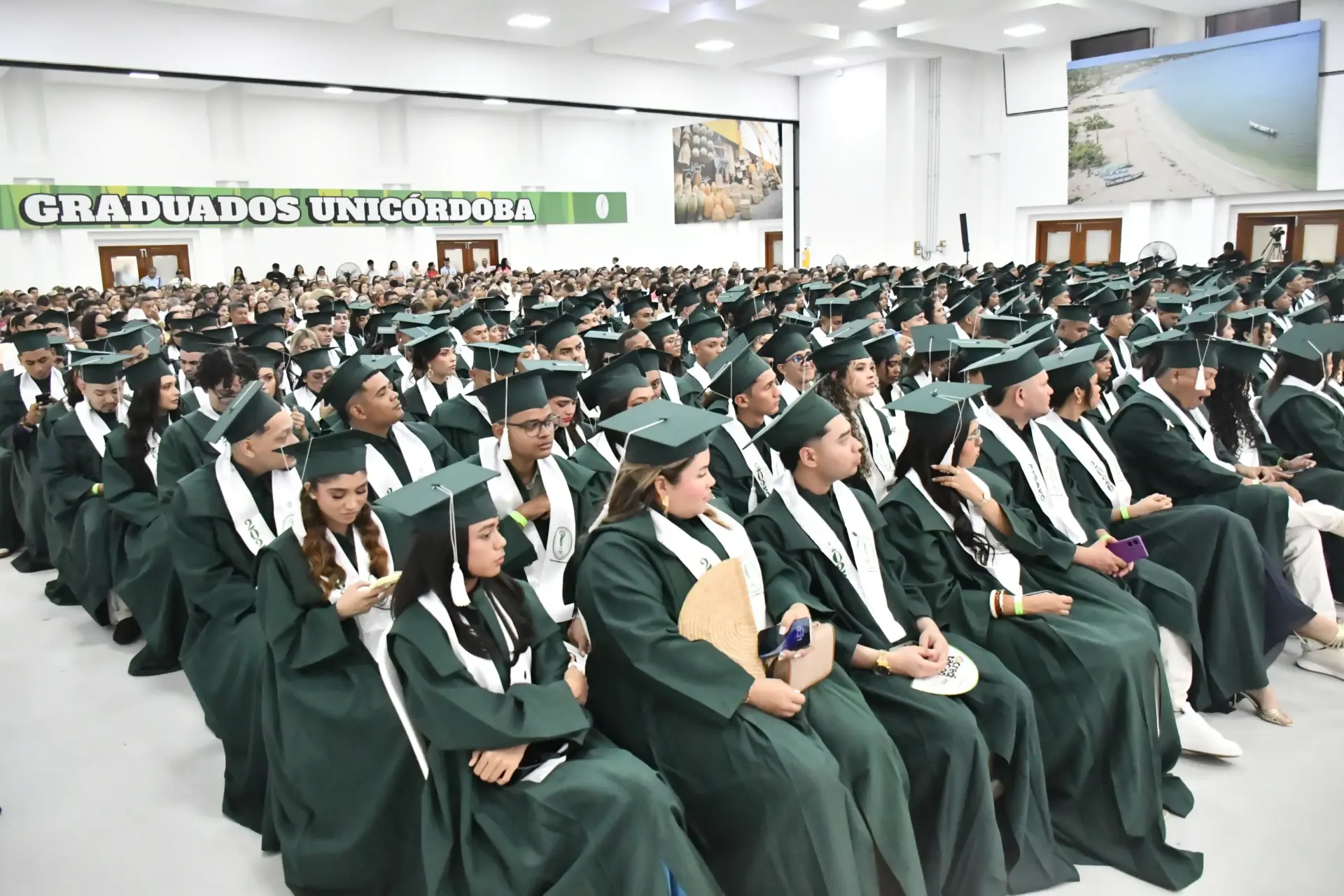 Estudiantes de la Universidad de Córdoba celebran junto a sus familiares la obtención de sus títulos profesionales durante las jornadas de grados que se realizan este 9 y 10 de septiembre en el Centro de Convenciones de la institución.