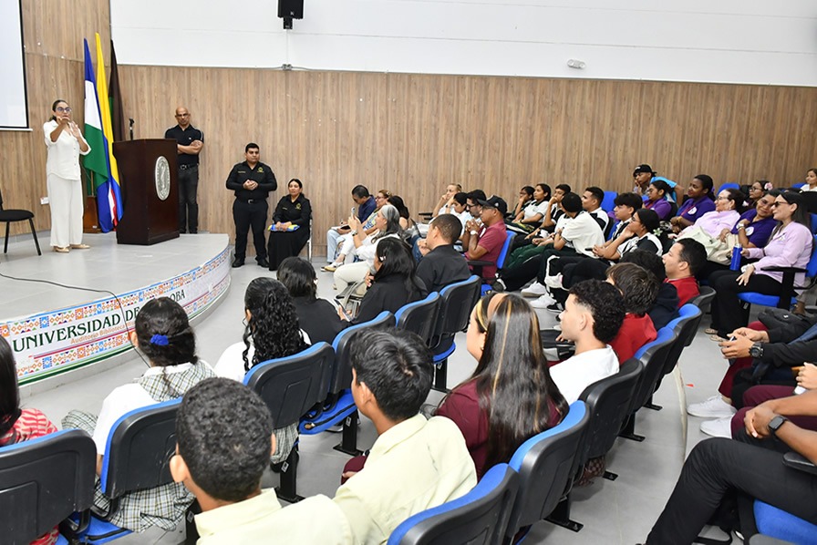 Representantes de la comunidad sorda, instituciones y organizaciones sociales participaron en el panel “Trayectorias y experiencias institucionales en la inclusión de la comunidad sorda en Córdoba”, realizado en la biblioteca de la institución.