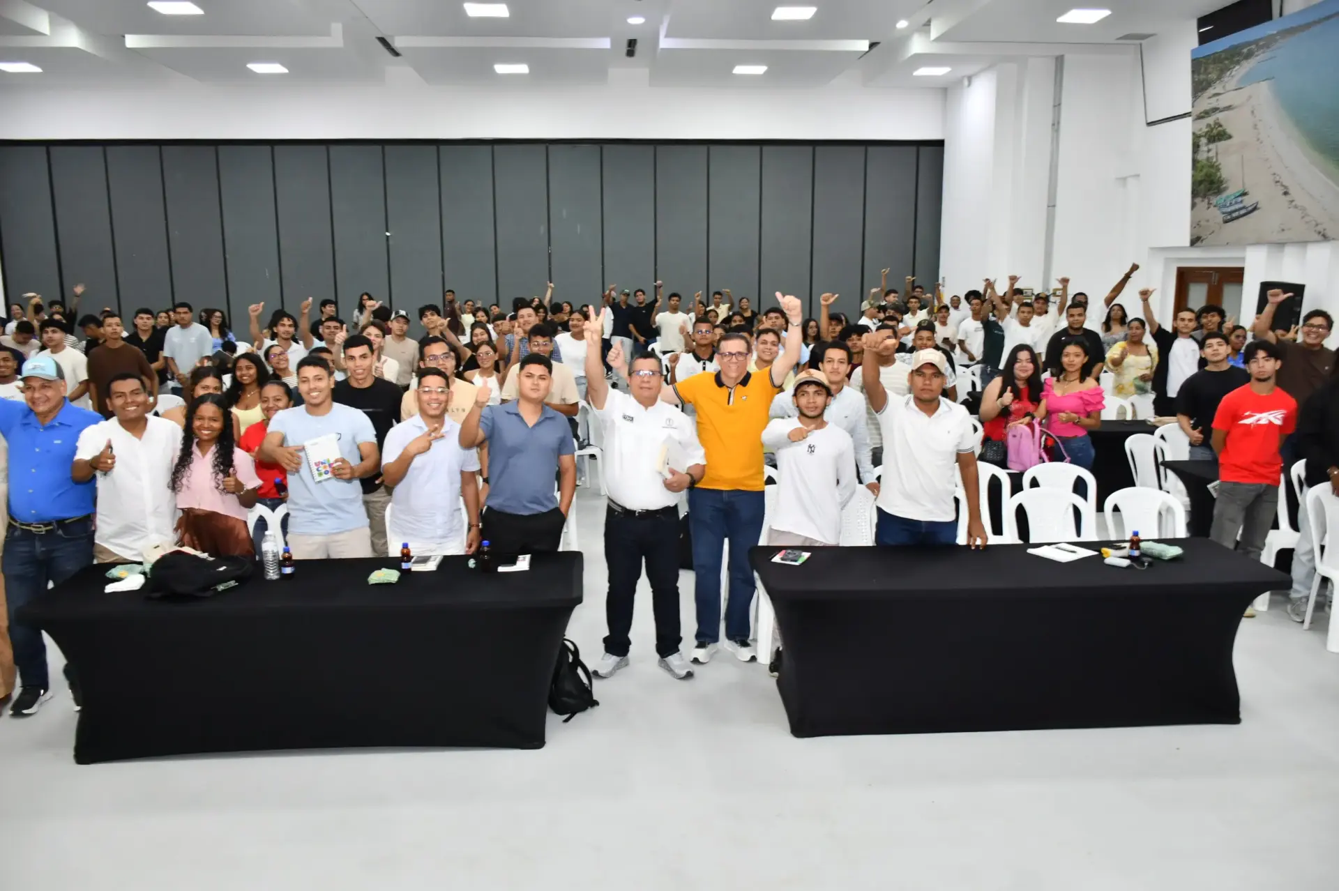 Cerca de 400 estudiantes participan este sábado en el Centro de Convenciones de Montería en el lanzamiento de la Escuela de Liderazgo y en el inicio de la segunda versión del Diplomado Liderazgo Transformacional con Proyección Social.