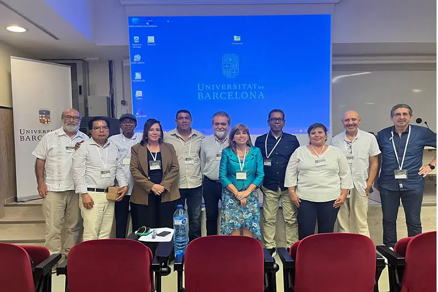 El profesor Palomo Zurique, tercero de izquierda a derecha, junto a un grupo de expositores y escritores del mundo.