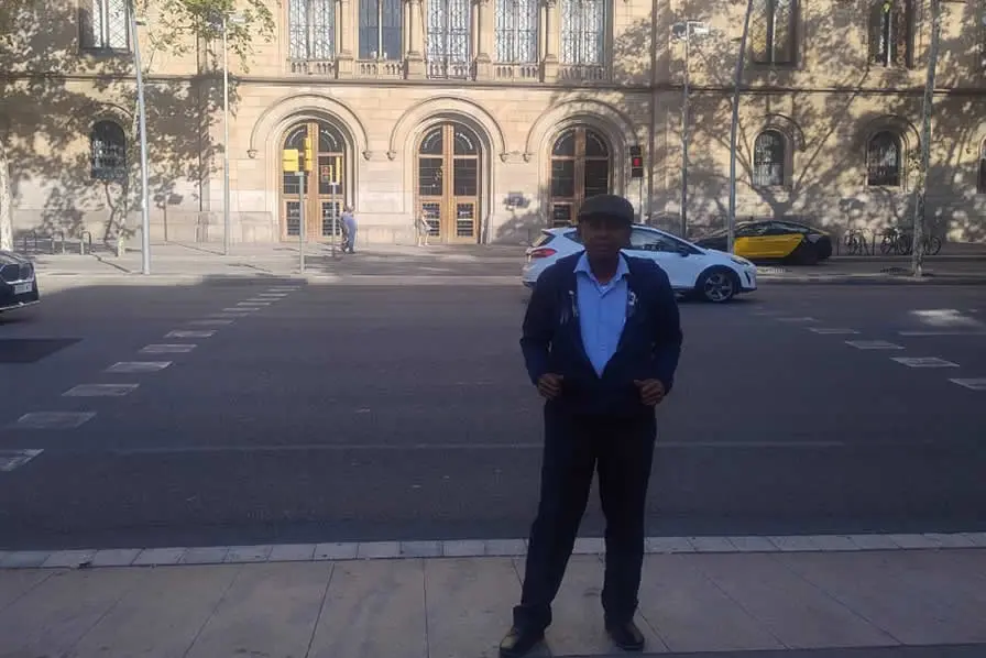 El profesor Palomo Zurique, tercero de izquierda a derecha, junto a un grupo de expositores y escritores del mundo.