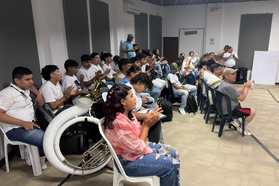 Porro, fandango, cumbia y bullerengue se tomaron la Universidad de Córdoba durante una jornada que reunió a estudiantes, trabajadores, docentes y delegaciones provenientes de diferentes regiones del país.