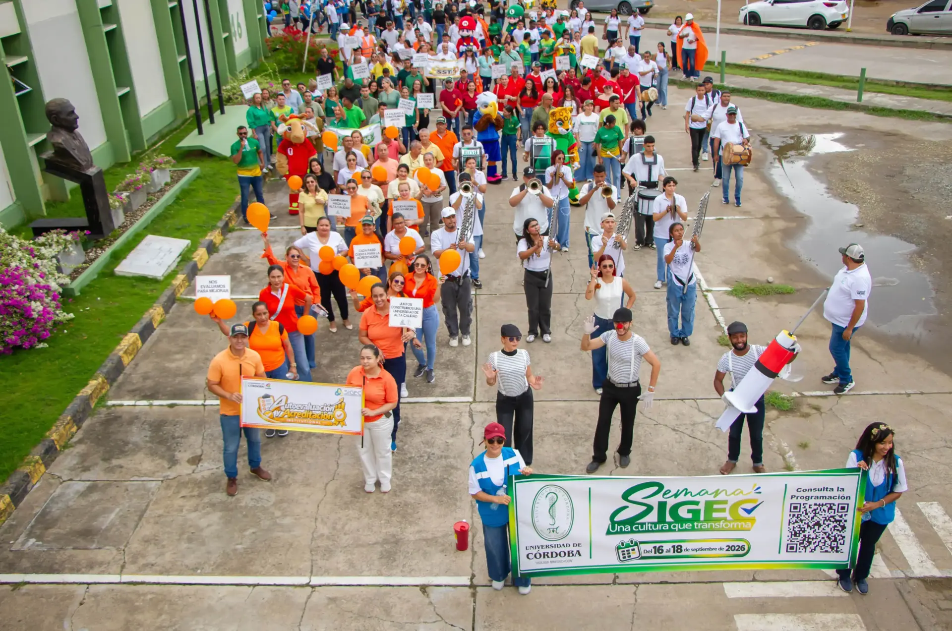 La comunidad universitaria participó en la caminata de apertura de la Semana del SIGEC, que continuó con la conferencia sobre calidad y enfoque de procesos en el Auditorio Cultural de Unicórdoba.