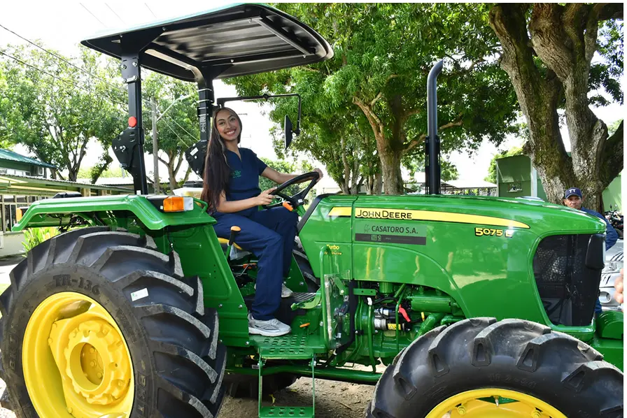 El tractor se suma al parque automotor de la actividad agropecuaria en Unicórdoba.