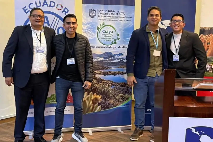 De izquierda a derecha, profesor Teobaldis Mercado, profesor Amir Vergara, profesor Mauricio Rosso y el estudiante Nicolás Morelo Ortiz