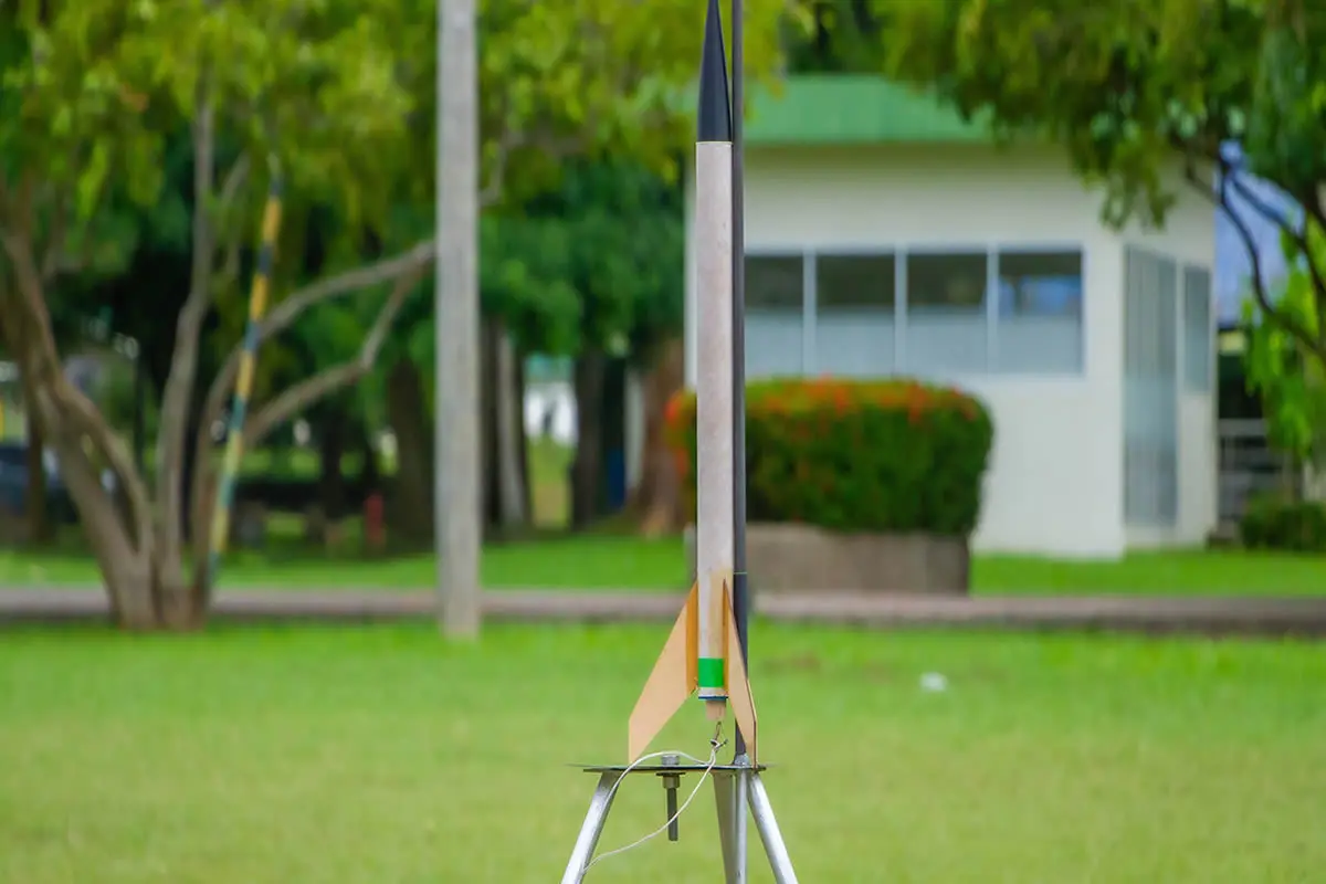 Seis estudiantes de Ingeniería Mecánica integran URT Unicórdoba Rocket Team, equipo que representará a la Universidad de Córdoba en un evento nacional de cohetería deportiva, en noviembre, en Santa Fe de Antioquia. El proyecto combina diseño mecánico, aerodinámica, electrónica y telemetría.