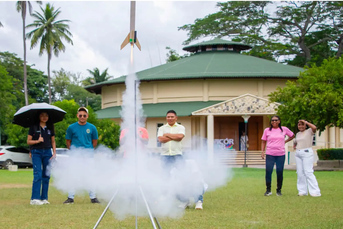 Seis estudiantes de Ingeniería Mecánica integran URT Unicórdoba Rocket Team, equipo que representará a la Universidad de Córdoba en un evento nacional de cohetería deportiva, en noviembre, en Santa Fe de Antioquia. El proyecto combina diseño mecánico, aerodinámica, electrónica y telemetría.