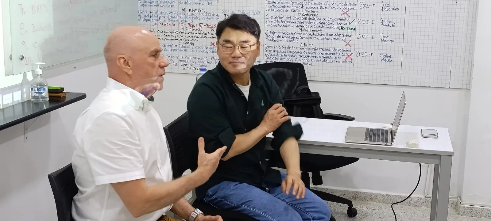 El Dr. Salim Mattar Velilla (izquierda) y el Dr. Keun Haw Lee.